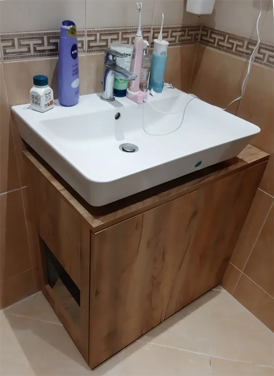 Шкаф за котешка тоалетна в баня